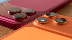 Пластиковая модель iPhone 18 Pro Max в сравнении с iPhone 17 Pro Max и соответствующими чехлами.