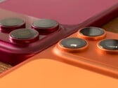 Пластиковая модель iPhone 18 Pro Max в сравнении с iPhone 17 Pro Max и соответствующими чехлами.