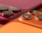 Пластиковая модель iPhone 18 Pro Max в сравнении с iPhone 17 Pro Max и соответствующими чехлами.