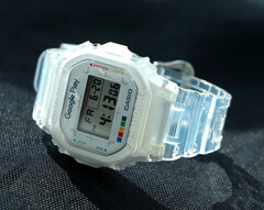 Часы Casio G-Shock x Google Play (на фото) с корпусом и ремешком из полупрозрачной смолы. (Источник изображения: Google Play)