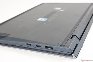 В закрытом виде UX482 можно принять за обычный ноутбук, разве что зад толстоват