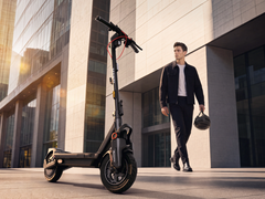 Ninebot Max G3 Pro в городском пейзаже, созданном ИИ