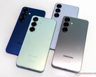 Преемник Galaxy S25 (на фото здесь), как утверждается, предложит более емкий аккумулятор на 4 300 мАч, но это скромно по сравнению с Xiaomi 16 и другими моделями. (Источник изображения: Notebookcheck)