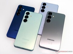 Преемник Galaxy S25 (на фото здесь), как утверждается, предложит более емкий аккумулятор на 4 300 мАч, но это скромно по сравнению с Xiaomi 16 и другими моделями. (Источник изображения: Notebookcheck)