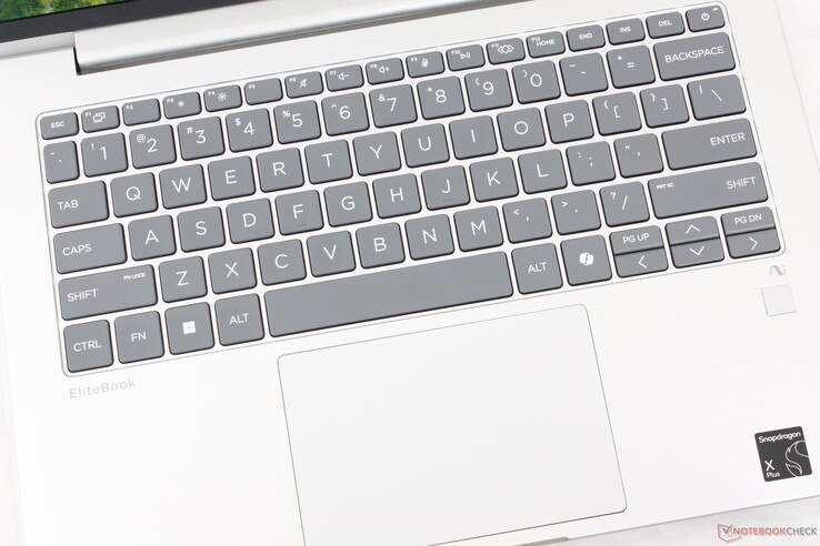 Подсветка клавиатуры приобретается дополнительно. Кликпад имеет приличный для данного форм-фактора размер 11,7 x 8 см