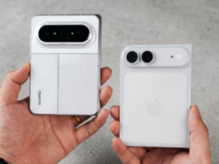 Huawei Pura X Max рядом с манекеном iPhone Ultra/Fold.