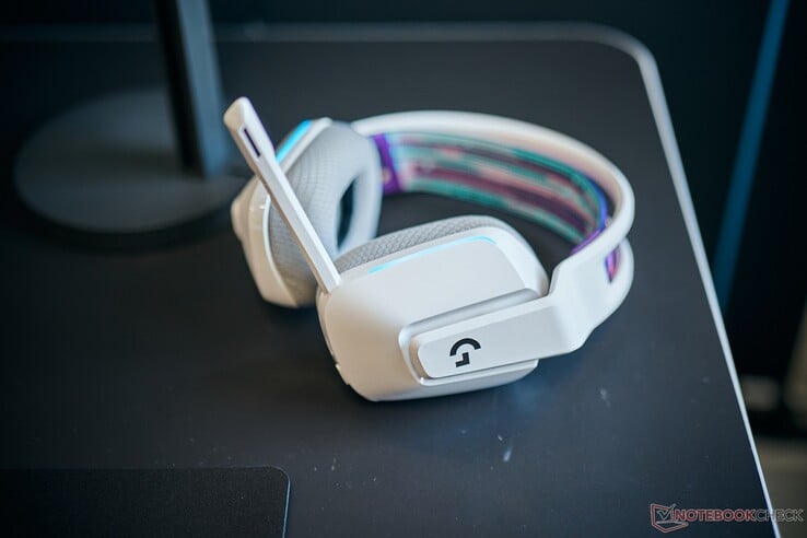 Беспроводная игровая гарнитура Logitech G522 белого цвета на рабочем столе