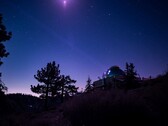 Лаборатория телескопа оптической связи передает восьмилазерный маяк на бортовой лазерный приемопередатчик оптической связи глубокого космоса (Источник изображения: NASA и JPL-Caltech)
