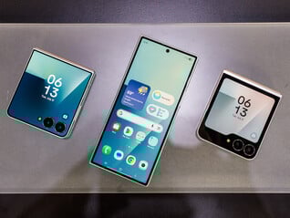 Новейшие складные телефоны Samsung, в сложенном виде, слева направо: Galaxy Z Flip7, Fold7 и Flip7 FE (Источник изображения: Notebookcheck)