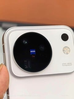 Фотография крупным планом модуля камеры на готовящемся к выпуску смартфоне Vivo X500