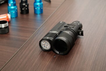 Порт USB-C защищен прочной металлической крышкой.