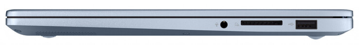 Правая сторона: комбинированный аудио разъем, картридер, порт USB 2.0 Type-A