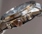 Вид сбоку на часы Casio G-Shock серии GST-W1000, на котором видны корпус из нержавеющей стали, кнопки, заводная головка, цельный браслет и выгравированные названия городов по всему безелю.