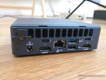 Сзади: Коннектор питания, TB 4 (USB-C, DP), RJ-45 Ethernet 10/100/1000/2500, USB 3.2 Gen 2, USB 2.0, TB 3 (USB-C, DP), HDMI 2.0b