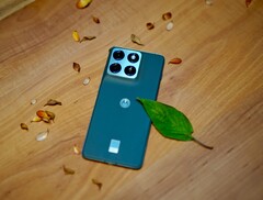 Модель Edge 70 работает совсем по-другому, чем ее предшественница, и в ней меньше внимания уделяется гибкости системы камер. (Источник изображения: Notebookcheck)