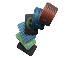 Магнитный пауэрбанк Pitaka Aramid Fiber доступен в цветовых вариантах с отделкой из арамидного волокна: лунный восход, черный, закат, инопланетный, лесной зеленый и океанский синий (Источник изображения: Pitaka)