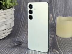 Notebookcheck провел обзор Samsung Galaxy S25 (Источник изображения: Marcus Herbrich)