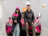 Эта молодая пара стала обладателем 200 000-го Xiaomi SU7, выбрав специальный красный цвет (Источник изображения: Xiaomi)