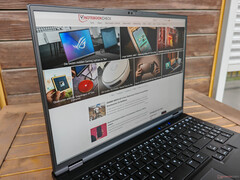 На открытом воздухе (яркий день, без прямого солнечного света)