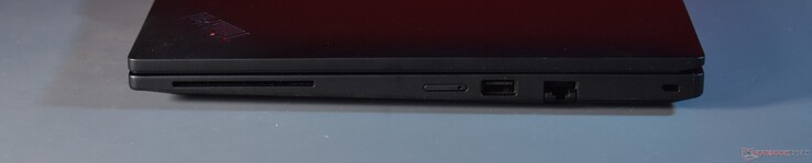 Справа: Смарт-карта, Nano SIM, USB A 3.2 Gen 1, RJ45-Ethernet, замок Kensington