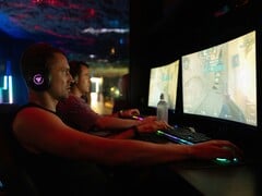 Считается, что игра с частотой 480 Гц даёт значительное преимущество по сравнению с частотой 60 Гц. На фотографии изображены геймеры за мониторами.