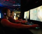 Считается, что игра с частотой 480 Гц даёт значительное преимущество по сравнению с частотой 60 Гц. На фотографии изображены геймеры за мониторами.