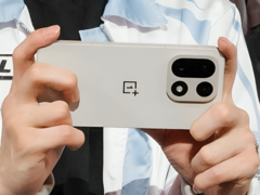 Предполагаемый OnePlus 15, представленный лигой эспорта. (Источник изображения: Weibo, отредактировано и увеличено AI для большей четкости)