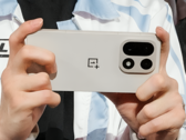 Игрок эспорта держит в руках, судя по всему, готовящийся к выпуску OnePlus 15. (Источник изображения: Weibo; слегка отредактировано и AI увеличен для четкости Хузефой Балох / Notebookcheck)