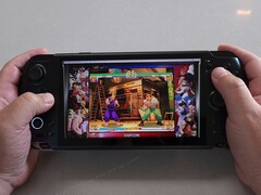 Портативный компьютер GPD Win 5 под управлением Street Fighter III: 3rd Strike из коллекции Capcom Anniversary Collection. (Источник изображения: The Phawx с YouTube)