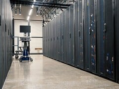 Проход между серверными стойками в центре обработки данных