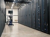 Проход между серверными стойками в центре обработки данных