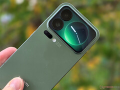 Xiaomi 17 Pro с дополнительным дисплеем на выставке.