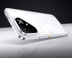 Модель Pova 8 Pro в цветовом решении «arc white»