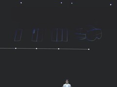 Компания Samsung вкратце показала свою дорожную карту, в которой говорится о готовящемся телефоне с тройным складыванием. (Источник изображения: Samsung YouTube, Official Replay Unpacked 2025, отредактированный скриншот)