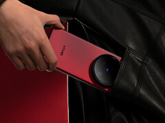 На задней панели Vivo X200 Ultra доминирует корпус тройной камеры. (Источник изображения: Vivo)