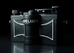 Модель WideluxX F10 имеет необычный дизайн с объективом, который двигается.