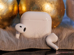 AirPods 4 оснащены тем же чипсетом Apple H2, что и AirPods Pro 3, бывший на фото. (Источник изображения: Notebookcheck)