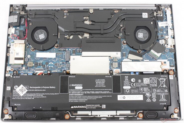 Модель предлагает два слота DDR5 SODIMM и два слота M.2 PCIe4 x4 2280 SSD