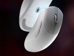 Беспроводная игровая мышь Corsair Sabre V2 Pro Ultralight белого цвета с прилагаемой лентой для захвата.