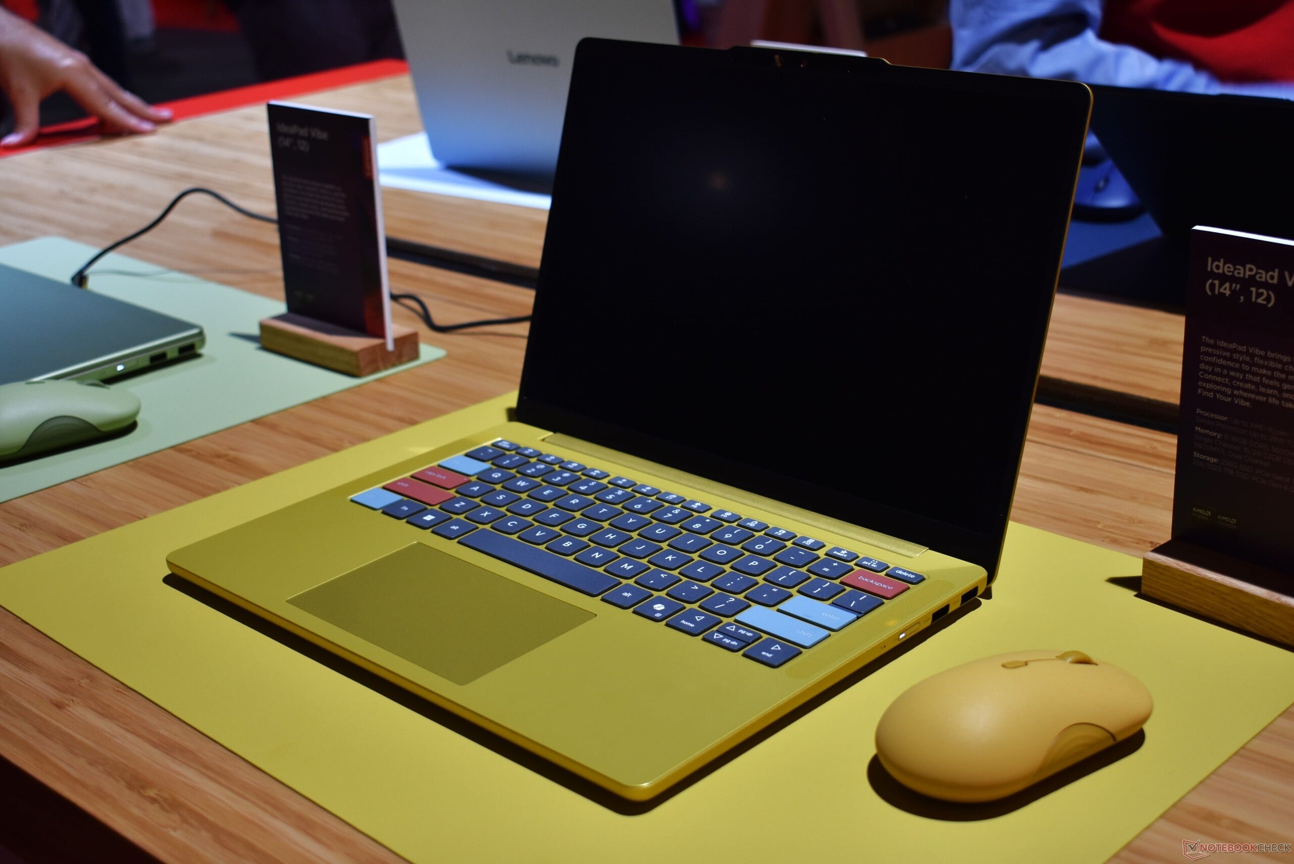 Ноутбук Lenovo IdeaPad Vibe 14 в цвете «Spicy Gold» с индивидуально оформленными клавишами.