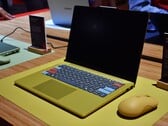 Ноутбук Lenovo IdeaPad Vibe 14 в цвете «Spicy Gold» с индивидуально оформленными клавишами.