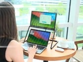 LiftVue можно установить над экраном ноутбука с помощью специальной подставки.