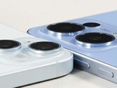 Предполагаемая фотография Reno 13 (синий) рядом с iPhone 15. (Источник изображения: Digital Chat Station)