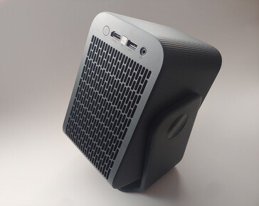 Кнопка питания, порт HDMI, ИК-датчик, порт USB-A и разъем для наушников (L - R) расположены на задней панели. (Источник изображения: Notebookcheck)