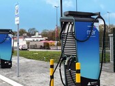 Две общественные зарядные станции для электромобилей в Великобритании (Источник изображения: Mer UK)