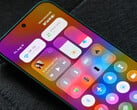 Бета-версия HyperOS 4 стала доступна для первой группы поддерживаемых устройств. На снимке: новый дизайн Xiaomi, напоминающий Liquid Glass, представленный в центре управления.