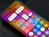 Бета-версия HyperOS 4 стала доступна для первой группы поддерживаемых устройств. На снимке: новый дизайн Xiaomi, напоминающий Liquid Glass, представленный в центре управления. 