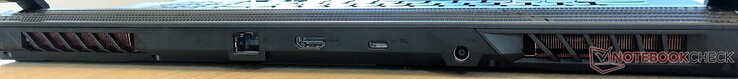 Задняя сторона: вентиляция, гигабитный Ethernet, HDMI 2.0b, USB 3.1 (Gen 2) Type-C, разъем питания, вентиляция