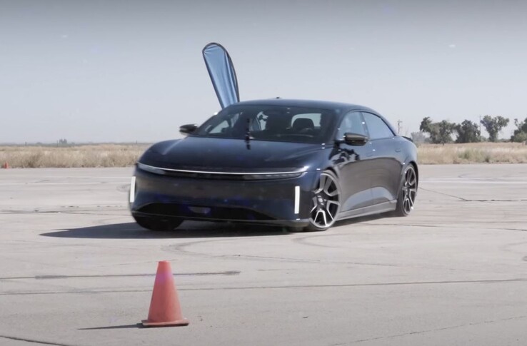 Lucid Air Sapphire уверенно побеждает Model S Plaid в U-драге. (Источник изображения: Edmunds Cars via YouTube)