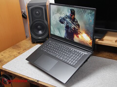 XMG Apex 17 (M25) с игрой Crysis на дисплее